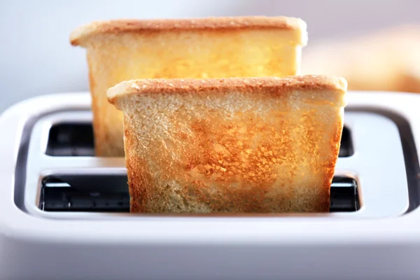 Ein paar knusprige Toastbrote im Toaster, Nahaufnahme — Stockfoto