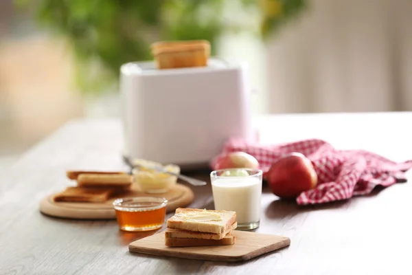 토스트, 우유, 꿀, 배경 흐리게에 함께 아침 식사 테이블을 제공 — 스톡 사진