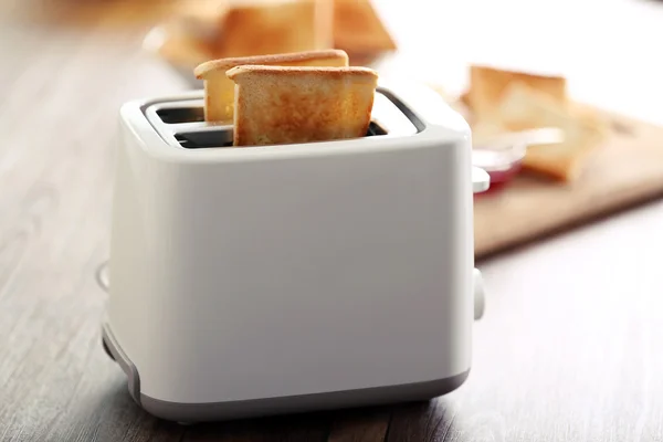 Пара корочных тостов в тостере на столе, крупным планом — стоковое фото