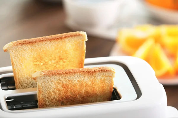 Meja sajian untuk sarapan dengan roti panggang dan buah-buahan, close-up — Stok Foto