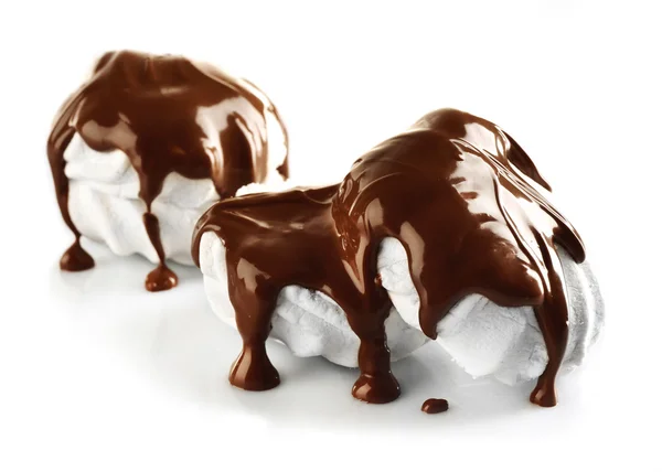Σοκολάτα που χύνεται στο marshmallow απομονωθεί σε λευκό — Φωτογραφία Αρχείου