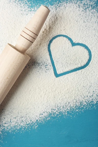 Heart of flour and rolling pin — Stock Photo, Image