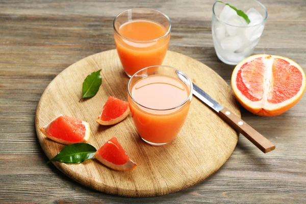 Citrusjuice med is och färsk frukt på skärbräda — Stockfoto