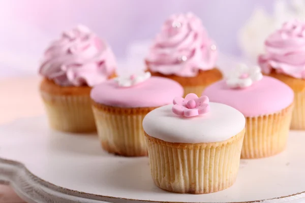 Νόστιμο cupcakes σε κατάσταση αναμονής, γκρο πλαν — Φωτογραφία Αρχείου
