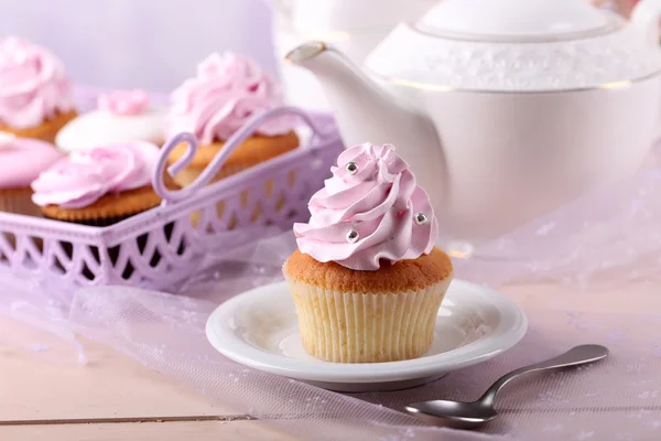 Gâteau savoureux sur soucoupe, sur fond clair — Photo