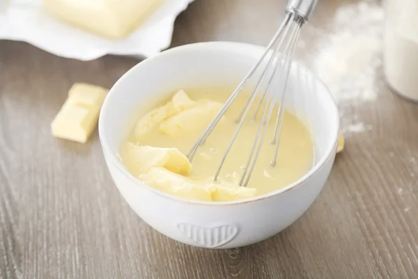 Koken boterachtige crème op keuken — Stockfoto