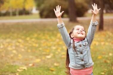 Sabun köpüğü üfleyen kız