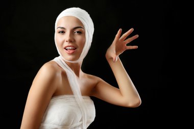 bir sargı ile oynak kadın