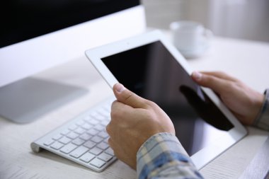 Tablet PC'yi kullanma işadamı