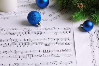 Noel dekorasyonu ile müzik notlar
