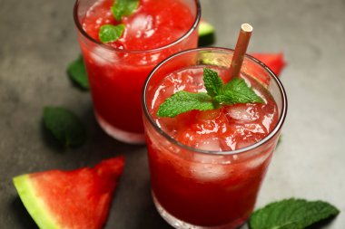 Gözlüklü, koyu arka plan üzerinde soğuk karpuz içecekler