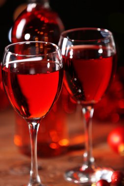 Gözlük ile Noel dekorasyonları ahşap masa üzerinde şarap, yakın çekim