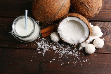 Hindistan cevizi pul ve koyu ahşap zemin üzerine taze hindistan cevizi şekerler