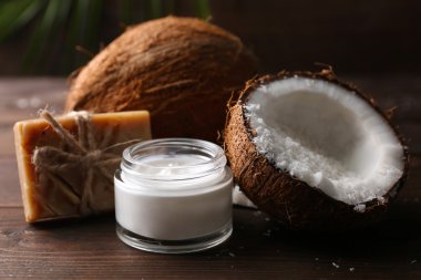 Spa Hindistan cevizi ürünleri koyu ahşap arka plan üzerinde