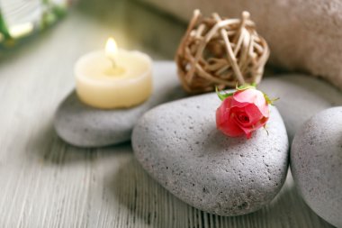 Çiçekler, mumlar ve taşlar Beyaz ahşap arka planda, spa salonda Spa bileşimi
