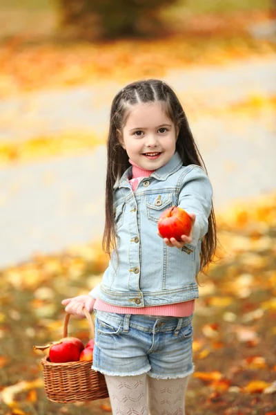 사과 함께 아름 다운 소녀 — 스톡 사진