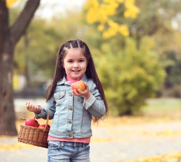 Menina bonita com maçãs — Fotografia de Stock