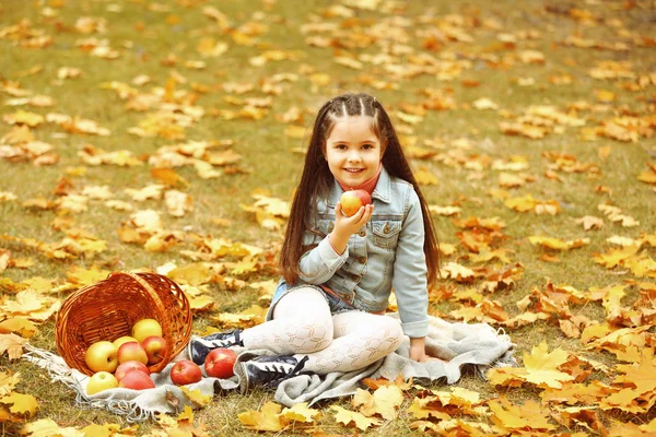 Śliczną dziewczynkę z jabłkami — Zdjęcie stockowe