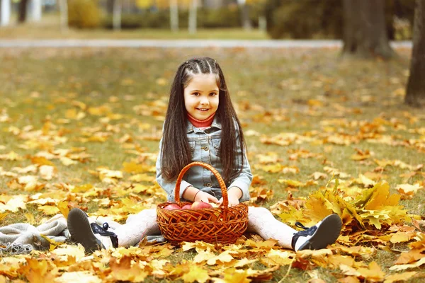 Beautiful little girl with apples — Stock Photo, Image