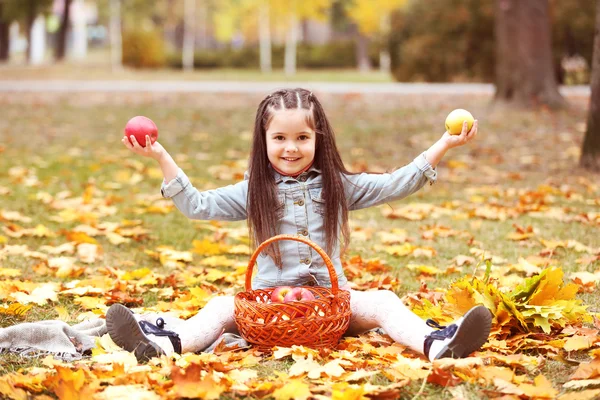 Hermosa niña con manzanas —  Fotos de Stock