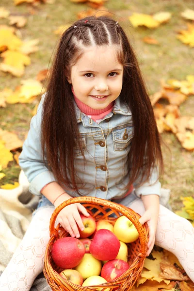 Mooi meisje met appels — Stockfoto
