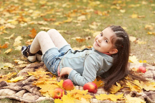 Sonbahar parkında genç bir kız — Stok fotoğraf