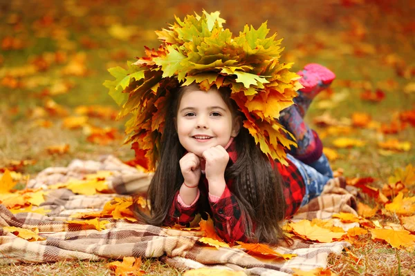 黄色の花輪で幸せな若い女の子 — ストック写真