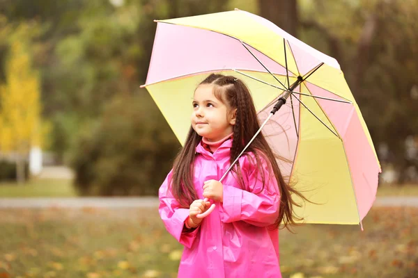 Schönes kleines Mädchen mit Regenschirm — Stockfoto