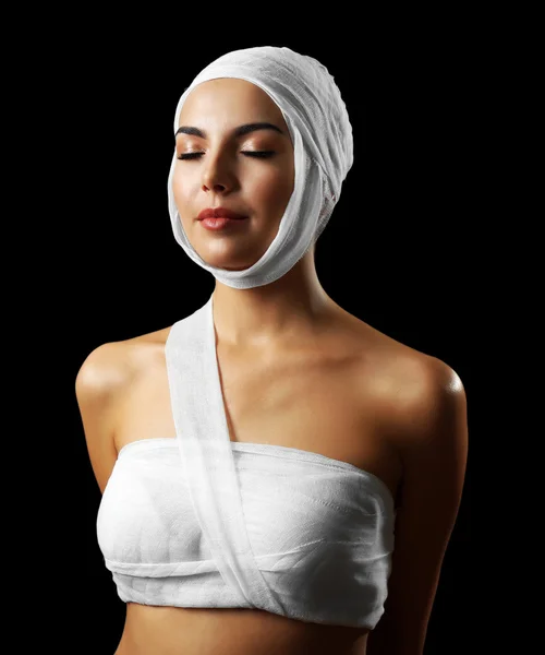 Giovane donna con una benda di garza — Foto Stock