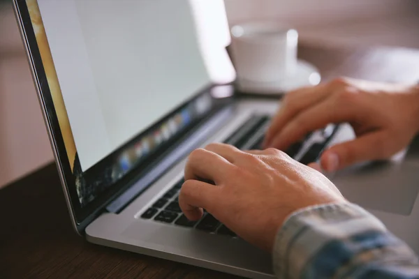 Homem usando seu laptop — Fotografia de Stock