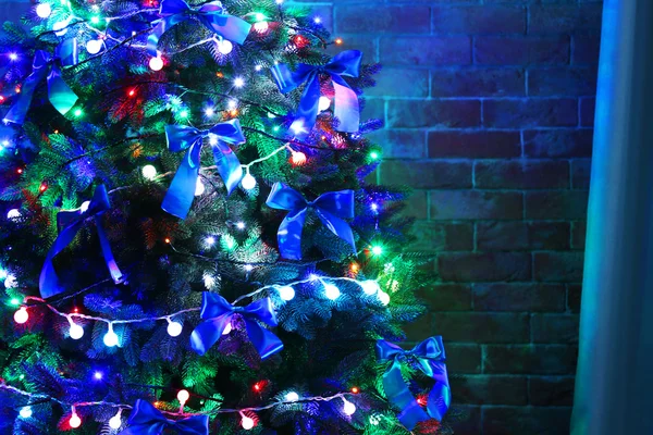 Árbol de Navidad sobre fondo de pared de ladrillo — Foto de Stock