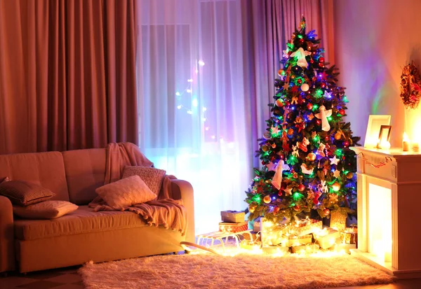 Kerstboom in een kamer op de achtergrond van venster — Stockfoto