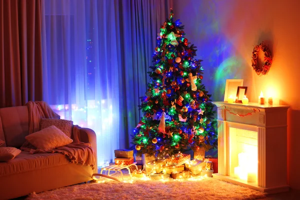 Kerstboom in een kamer op de achtergrond van venster — Stockfoto