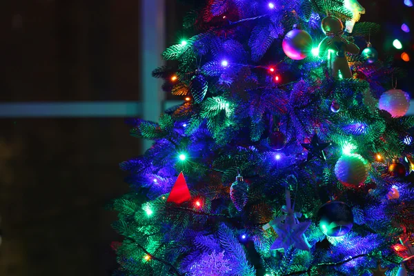 Weihnachtsbaum auf Fensterhintergrund — Stockfoto