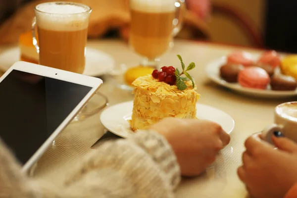 Des femmes se réunissent dans un café et prennent des photos de nourriture — Photo