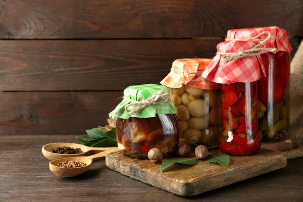 Ensemble de conserves de légumes dans des pots — Photo