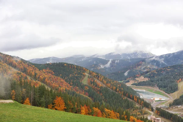 Paisagem de montanhas no Outono — Fotografia de Stock