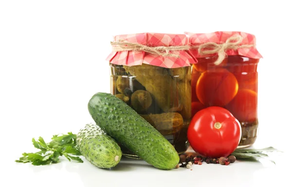 Gläser mit Tomaten- und Gurkenkonserven isoliert auf weiß — Stockfoto