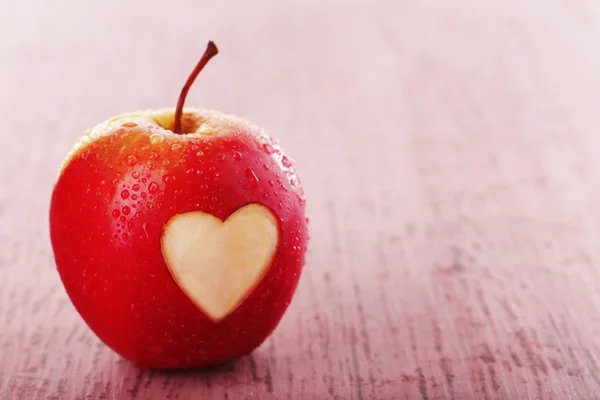 Apple met hartsymbool — Stockfoto