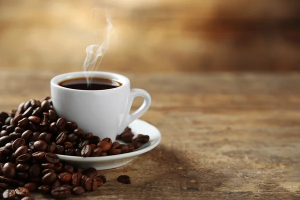 Tazza di caffè e chicchi di caffè — Foto Stock