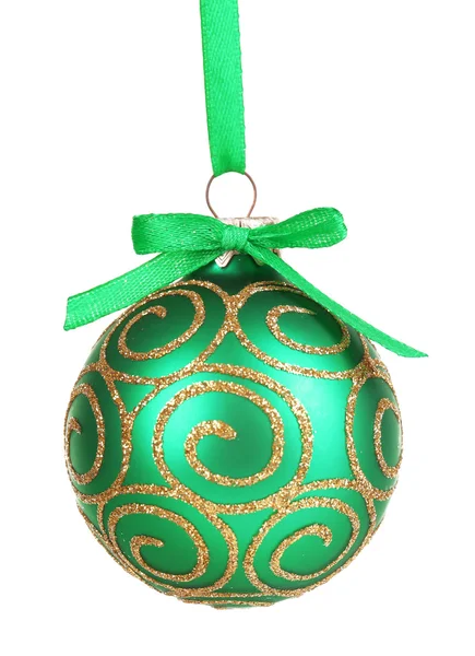 Рождественский мяч изолирован на белый — стоковое фото
