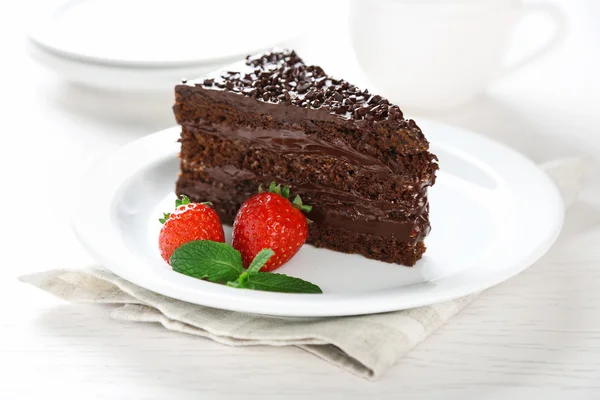 巧克力蛋糕加巧克力奶油 — 图库照片