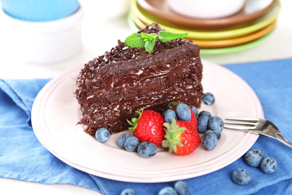 Schokoladenkuchen mit Schokoladencreme — Stockfoto