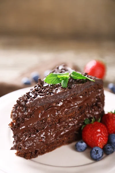 초콜릿 크림을 곁들인 초콜릿 케이크 — 스톡 사진