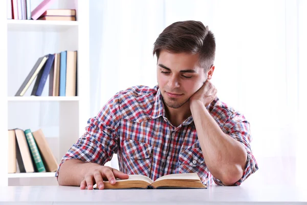 Junger Mann liest Buch — Stockfoto