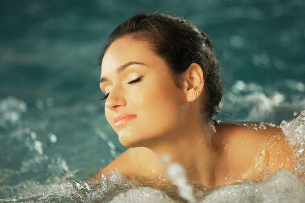 Mujer en la piscina —  Fotos de Stock