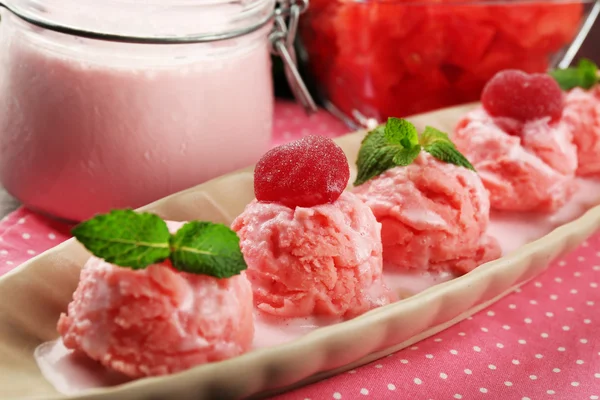 Gelato all'anguria in ciotola su sfondo di legno a colori — Foto Stock