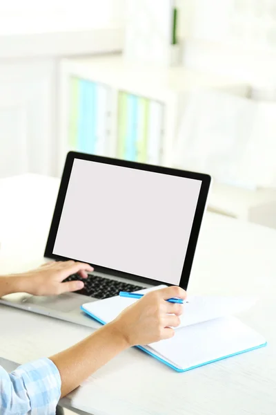 Vrouw werkt met laptop — Stockfoto