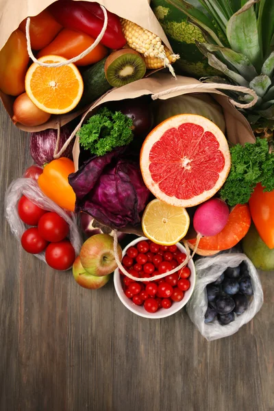 Fruits et légumes sur la table — Photo