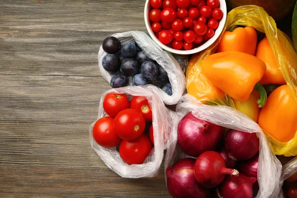 テーブルで果物と野菜 — ストック写真